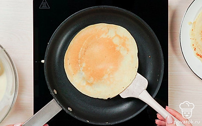 Пожарьте картофельные блины. Обжарьте картофельные блины в блиннице или на сковороде с двух сторон по 1-2 минуты.