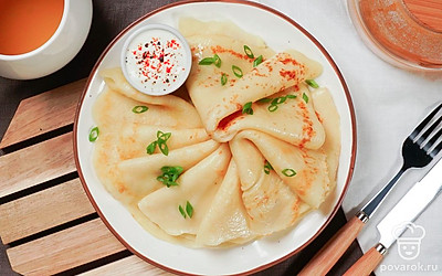 Подавайте тонкие картофельные блины со сметаной или сливочным маслом.