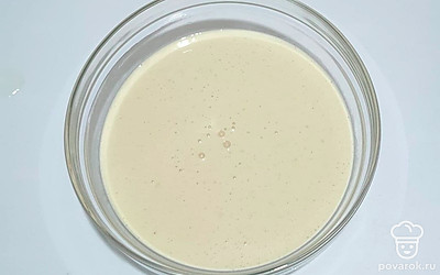 Возьмите широкую глубокую миску, взбейте яйца и сахар. Добавьте к массе муку, взбейте миксером до однородности. Добавьте в тесто молоко и венчиком размешайте до однородности. В поученное тесто добавьте масло и перемешайте его еще раз. Дайте тесту постоять десять минут.