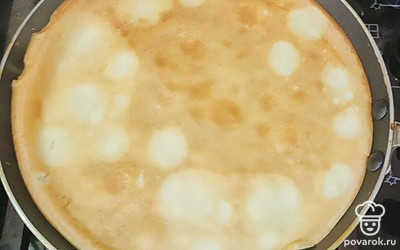 Сковороду смажьте небольшим количеством растительного масла и хорошо нагрейте на огне. В горячую сковороду налейте тесто, распределив его тоненьким слоем. Блины обжаривайте с обеих сторон.