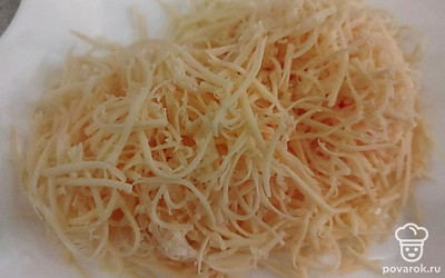 Твердый сыр натрите на терке. Поставьте предварительно сыр в холодильник или морозильную камеру на несколько минут, тогда сыр не будет прилипать к терке, и вы с легкостью его измельчите. Отправьте сыр в миску с яйцами.