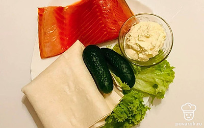 Выложите все нужные продукты по списку. Достаньте красную рыбу из упаковки, листья салата промойте под водой, а после просушите бумажным полотенцем. Подготовьте посуду которой будете пользоваться. Приготовьте пищевую пленку.