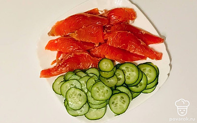 Семгу нарежьте средними кусочками. Огурец нарежьте тоненькими кружочками.