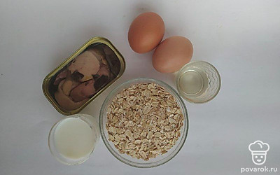 Откройте консерву и разомните печень трески вилкой. Разогрейте сковороду с маслом.