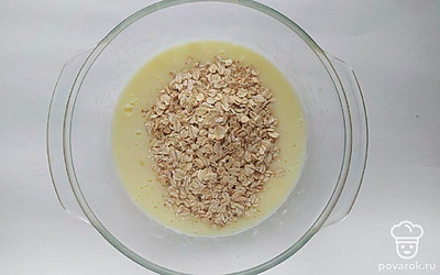 Яйца взбейте с кефиром и добавьте к ним овсяные хлопья, тщательно перемешайте. Постарайтесь добиться средней густоты.