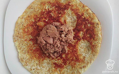 На готовый блин выложите печень трески, размажьте по всей поверхности, сложите блин вдвое начинкой внутрь.