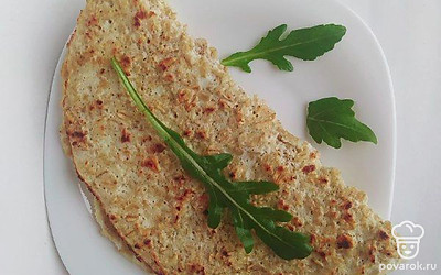 Овсяноблин лучше подавать теплым, со свежей зеленью и овощами. Разрежьте его ножом на несколько частей, чтобы было удобно есть. Либо можете взять его в руки и есть, как буррито.