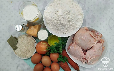 Заранее выньте продукты для блинчиков из холодильника и позвольте им нагреться до комнатной температуры. Молоко перед замешивание подогрейте примерно до 40 ℃. Температуру проверьте при помощи кухонного термометра или подержите ладонь над молоком, когда вы почувствуете ладонью идущее тепло, снимите молоко с огня. Отварите в небольшом количестве кипящей воды куриное мясо. Сварите яйца вкрутую, а рис – до готовности.