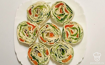 Подавайте готовый рулетик с мелко нарезанной зеленью.