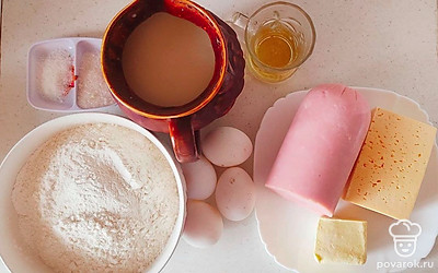 Отмерьте указанное количество продуктов. Муку можно просеять через сито.