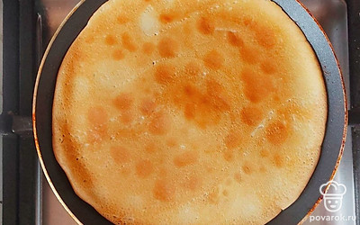 Разогрейте сковороду. Приступите к обжариванию блинчиков. Когда у вас сформируется «стопка» из блинов, переверните ее – блины, которые были снизу, остыли, и с ними можно продолжать работать дальше.