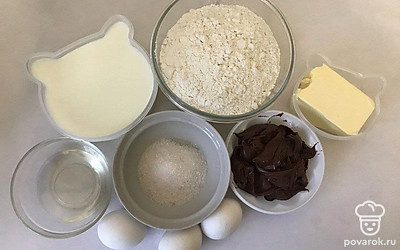 Подготовьте сковороду для блинов. Смажьте оливковым маслом и разогрейте ее.