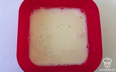 Возьмите глубокую емкость и влейте туда пол литра молока, добавьте яйца, сахар и перемешайте венчиком. Всыпьте постепенно муку, перемешивая венчиком. Добавьте оставшееся молоко и перемешайте венчиком до однородной массы.