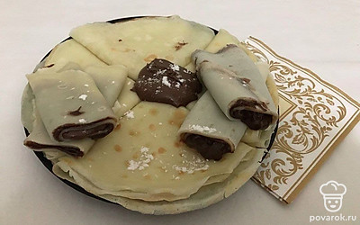 Перед подачей посыпьте блины сахарной пудрой, украсьте листочком мяты. Подавайте в разрезанном виде на красивой тарелке. Дополнить блины можете любимым вареньем, джемом или же сиропом.