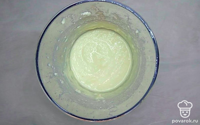 В глубокую миску разбейте яйца, добавьте сахар и соль, тщательно перемешайте до полного растворения сахара. Порционно вводите муку, постоянно перемешивая.