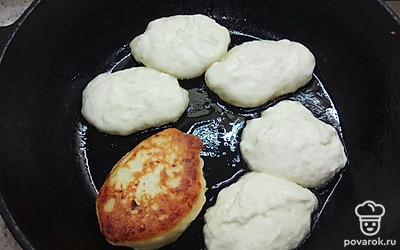 Поместите сковороду на огонь и хорошо ее разогрейте. Налейте оливковое масло и дождитесь сильного разогрева. Столовой ложкой выкладывайте тесто в раскаленное масло и обжаривайте блинчики поочередно с двух сторон до золотистой корочки.