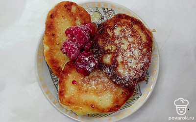 Подавайте блинчики из кокосовой муки в горячем виде в качестве десерта. При порционной подаче выложите в десертную тарелку, украсьте свежими ягодами, посыпьте сахарной пудрой.