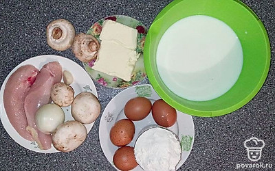 Мясо достаньте с холодильника и поместите на тарелочку. Грибы промойте под проточной водой.