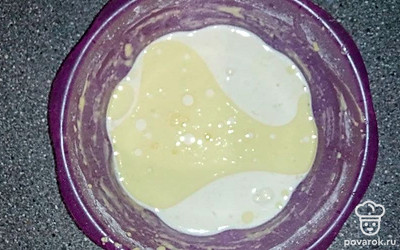 Яйца взбейте до однородности и поместите в большую тару, затем насыпайте муку частями. Посыпьте сахаром и солью. Перемешайте до однородности. Налейте растительное масло и молоко.