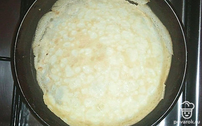 Прогрейте сковороду и пожарьте блинчики до румяной корочки.