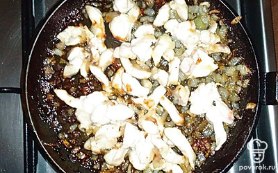 Куриное филе нарежьте на тонкие полоски, лук кубиками, а грибы на маленькие кусочки. Начните жарить лук, грибы и куриное филе. Когда продукты будут готовы, налейте сливки. Тушите 5 минул на слабом огне. Посыпьте соль и специи.