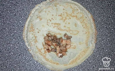 На середину блина высыпайте начинку, затем посыпайте сыром, предварительно измельчите его на мелкой терке. Сверните блины в трубочки. Можно готовые блины разогреть в микроволновке или пожарить на сковороде.