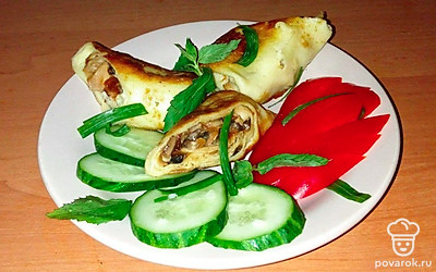 Блины подавайте на отдельной тарелочке. Можете украсить при помощи овощей и зеленью.