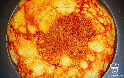 В миску разбейте яйцо, добавьте сахар, соль и соду, затем все перемешайте венчиком. Влейте ряженку и перемешайте, затем всыпайте частями муку и постепенно перемешивайте. Затем влейте оставшуюся часть ряженки и растительное масло, хорошо все перемешайте. Накройте миску с тестом пищевой пленкой и дайте настояться полчаса. После поместите блины на разогретую растительным маслом сковородку и жарьте их с двух сторон.