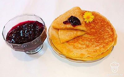 Положите блины на тарелку, а рядом положите пиалу с вареньем.