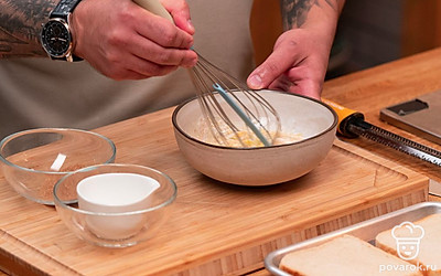 Яйцо взбейте со сливками, солью и сахаром. По желанию можно добавить ванильную эссенцию. Сложите два тоста, чтобы получился один толстый тост. Вымочите толстые тосты в яично-сливочной массе в течение 4-8 минут, перевернув их пару раз.