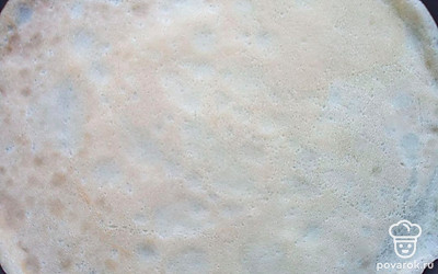 В миске взбейте: молоко, воду, яйцо, соль, сахар и растительное масло. Просейте муку с разрыхлителем. Начните постепенно добавлять муку. Хорошо взбейте венчиком, накройте полотенцем и дайте постоять 30 минут. Сулугуни натрите на терке. Сковороду нагрейте и слегка смажьте маслом. Блинчики жарьте только с одной стороны. На остывший блинчик выложите начинку, а затем еще раз слегка обжарьте на растительном масле.