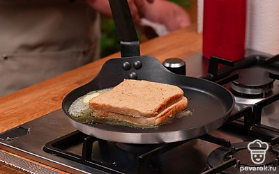 На антипригарной плоской сковороде растопите сливочное масло и обжарьте два тоста с каждой стороны до золотистой корочки. Перед подачей тосты лучше прогреть 2 минуты в духовке.