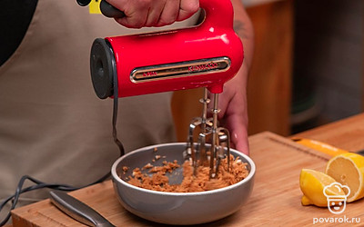 Для арахисового крема взбейте миксером или блендером арахисовую пасту с творожным сыром. Постепенно вбейте сливки до получения желаемой плотности крема. Добавьте сок и цедру лимона.