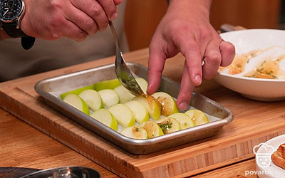 Для карамельных яблок смешайте мед, корицу и листья тимьяна. Очистите и нарежьте крупными дольками яблоки, удалив семечки. На противень выложите яблоки и покройте их обильно медом. Запеките дольки яблок в духовке, используя режим конвекции, при температуре 200 °С в течение 6-8 минут.