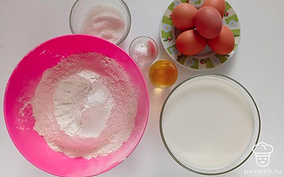 Муку, молоко, растительное масло, сахар и соль поставьте в удобные емкости. Яйца положите на тарелку.