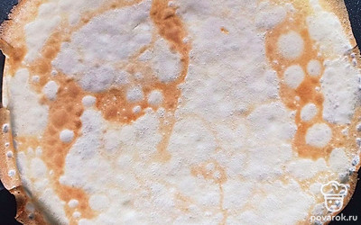 В миске взбейте яйца и сахар, затем постепенно введите муку и соль, чередуя с молоком и тщательно все размешайте. Оставьте тесто на 20 минут. Добавьте в тесто немного растительное масло и жарьте блины на сильно разогретой сковороде.