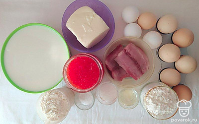 Просейте муку через сито в отдельную миску. Поставьте разогревать блинную сковороду на медленном огне. Достаньте заранее молоко, чтоб его температура сравнялась с комнатой. Аналогично сделайте и с яйцами.