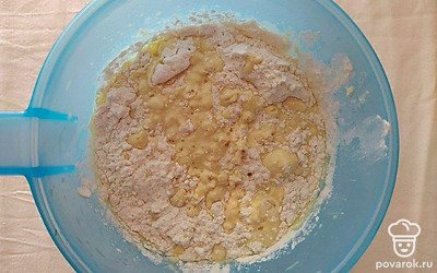 Яйца взбейте с солью и сахаром. Добавьте в емкость к яйцам подсолнечное масло и молоко. Хорошо взбейте. Добавьте муку и разрыхлитель. Тщательно перемешайте все ингредиенты. Обратите внимание, чтоб в приготовленном тесте не было комков.