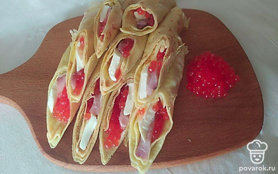 Блины с консервированной красной икрой и рыбным филе можете подать на завтрак с горячим кофе, чаем или какао. Чтобы завтрак стал еще сытнее, можете приготовить овсяную кашу, которая отлично будет сочетаться с блинами.