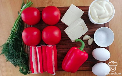Яйца отварите заранее и охладите. Зубчики чеснока очистите. Помидоры и перец тщательно промойте под проточной водой.