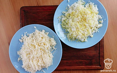 Плавленый сыр и яйца натрите на мелкой тёрке. Крабовые палочки и болгарский перец нарежьте мелким кубиком. Чеснок пропустите через пресс, а укроп измельчите ножом.