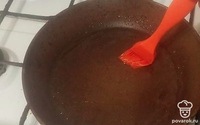 Добавьте растительное масло.