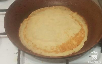 Через 30 секунд с помощью лопатки переверните блинчик и жарьте с другой стороны около 40 секунд.