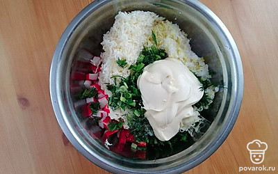 Соедините крабовые палочки, болгарский перец, плавленый сыр, яйца, чеснок и нарезанный укроп. Посолите, добавьте майонез и перемешайте. Начинка для помидоров готова.