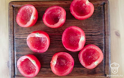 Помидоры разрежьте пополам и удалите мякоть. Приготовленной смесью наполните половинки помидоров, выложите на широкую тарелку и подавайте к столу.