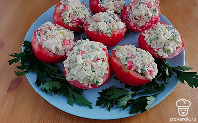 Подавайте фаршированные помидоры с картофельным пюре. При подаче украсьте несколькими веточками зелени.