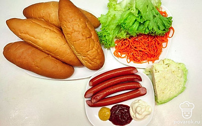 Листья салата помойте, и оставьте просохнуть. Приготовьте зелень, специи и соус. Булочку разрежьте по - палам.