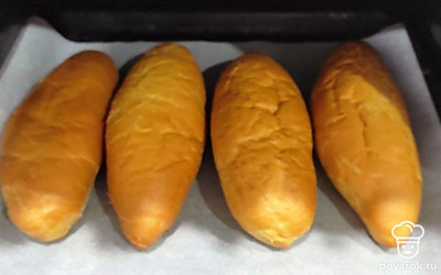 Очистите капусту от верхних листьев, срежьте жесткую часть и мелко нашинкуйте.