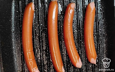 На противень положите пергаментную бумагу, выложите на нее булочки, и отправьте в разогретую духовку на 5 минут, чтобы они просохли.