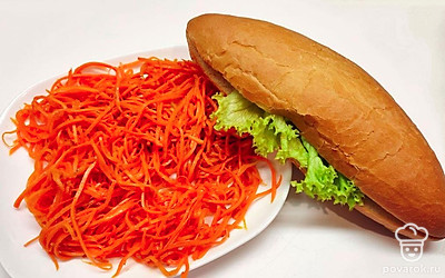 На разогретую сковороду выложите сосиски и обжаривайте с двух сторон до золотистого цвета.